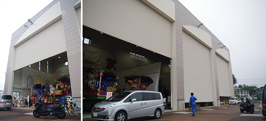 左：翌日撮影した格納庫。クルマやTMAX530から大きさが分かる　右：シャッターごとに3つの山車組が借りているのだそうだ