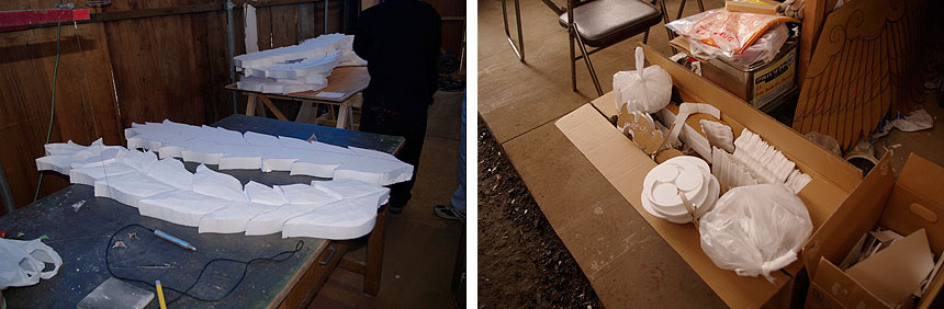 スチロールボードから切り出したばかりの材料があちこちに置かれている…。