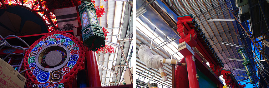 見上げれば太鼓を彩る花？に銅製に見える大きな吊灯篭、向かい側のは斗栱でしょうか？