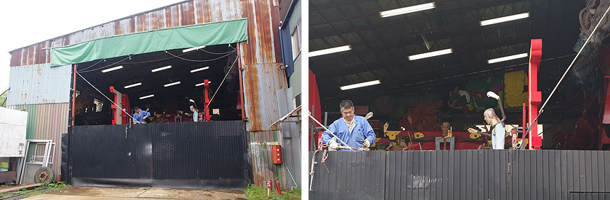 左：扉の向こうで溶接をやっている二人…　右：と思いきや右側はからくり人形？！　