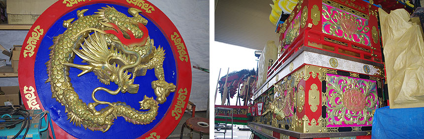 左：取り付け前の巨大な龍のレリーフが置いてあった　右：深い彫りと薄板切り抜きの重ね合わせでとてつもない立体感