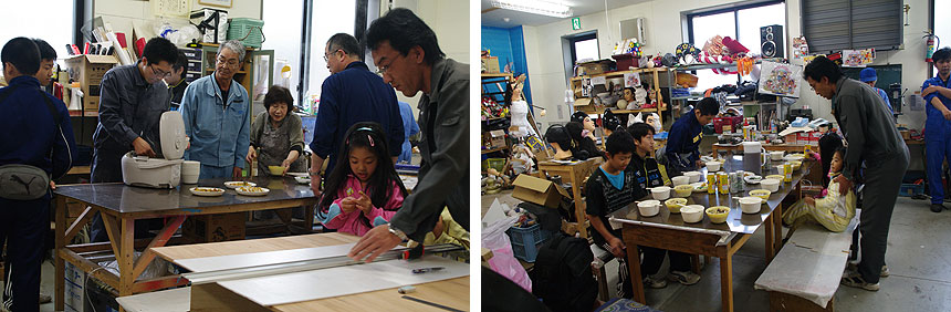 左：ご飯炊けたぞ〜、と皆で支度を開始！　右：こちらのテーブルには子どもたちが。立派な製作の戦力だ！