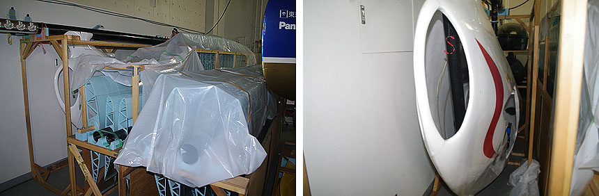 左：スタイロフォーム製の分解された翼が見える　右：これがコックピット。マンボウみたい