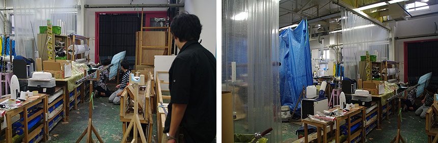 加工を行なっている作業場。ブルーシートはサンディングで飛び散る粉の飛散防止用かな？